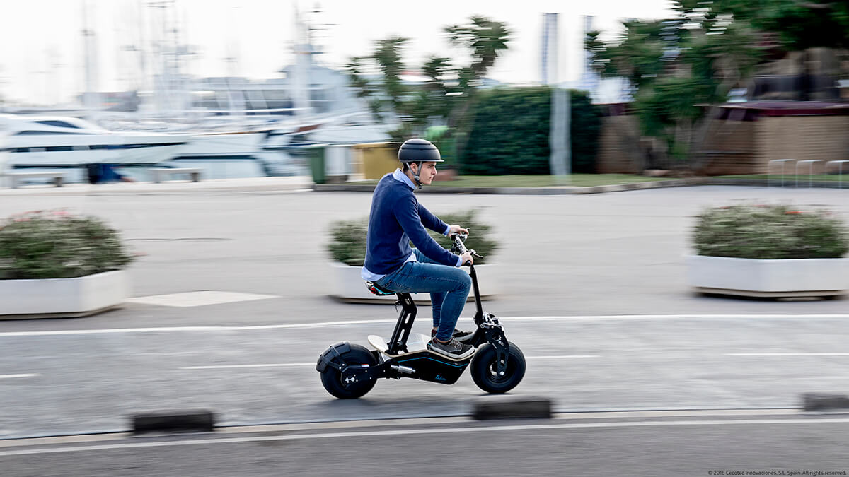 adulto conduciendo un patinete